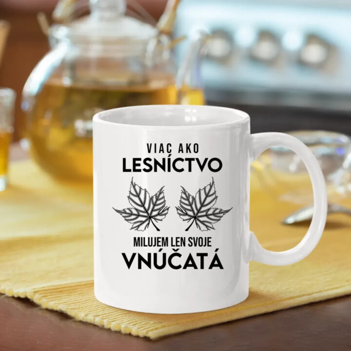 Viac ako lesníctvo milujem len svoje vnúčatá  - keramický hrnček s potlačou