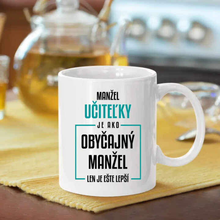 Manžel učiteľky je ako obyčajný manžel - keramický hrnček s potlačou