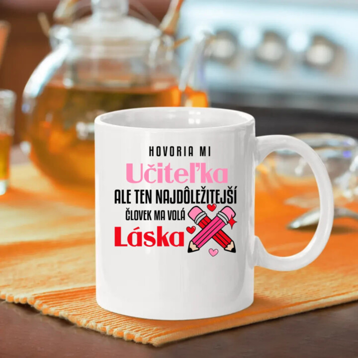 Hovoria mi učiteľka, ale ten najdôležitejší ma volá láska - keramický hrnček s potlačou