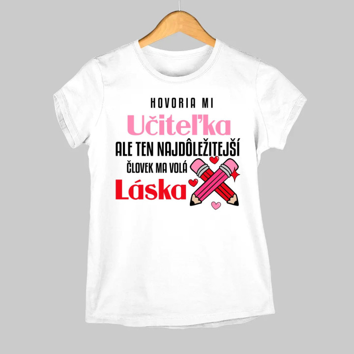Hovoria mi učiteľka, ale ten najdôležitejší ma volá láska - dámske tričko s potlačou