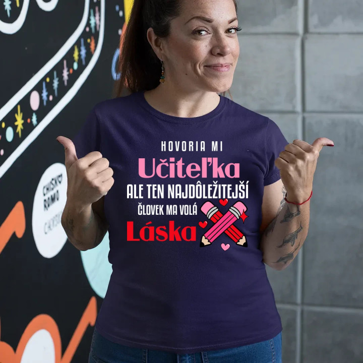 Hovoria mi učiteľka, ale ten najdôležitejší ma volá láska - dámske tričko s potlačou