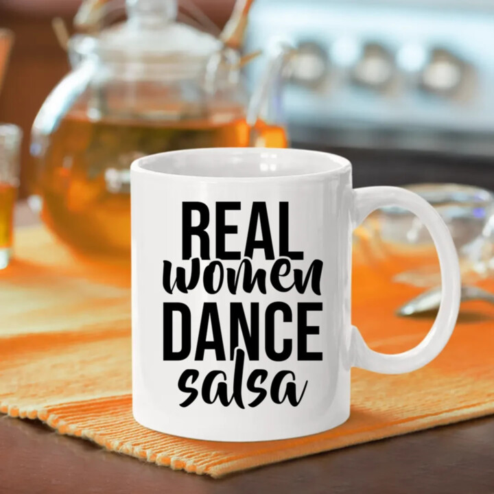 Real women dance salsa - keramický hrnček s potlačou
