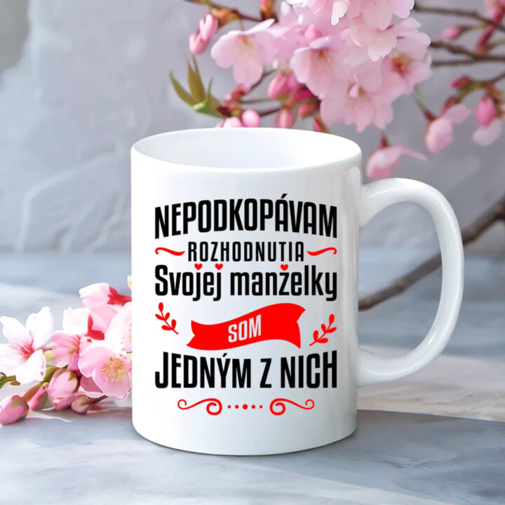 Nepodkopávam rozhodnutia svojej manželky - keramický hrnček s potlačou