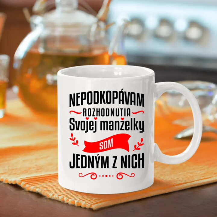 Nepodkopávam rozhodnutia svojej manželky - keramický hrnček s potlačou