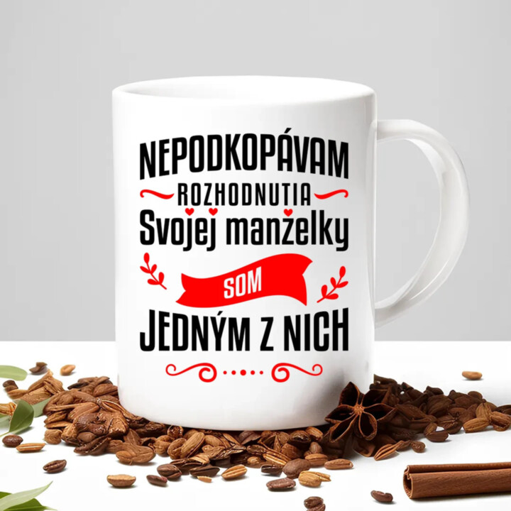 Nepodkopávam rozhodnutia svojej manželky - keramický hrnček s potlačou