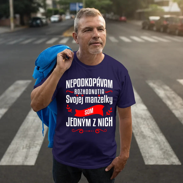 Nepodkopávam rozhodnutia svojej manželky - pánske tričko s potlačou