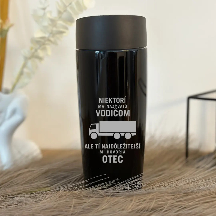 Niektorí ma nazývajú vodičom - otec - termo hrnček s gravírem