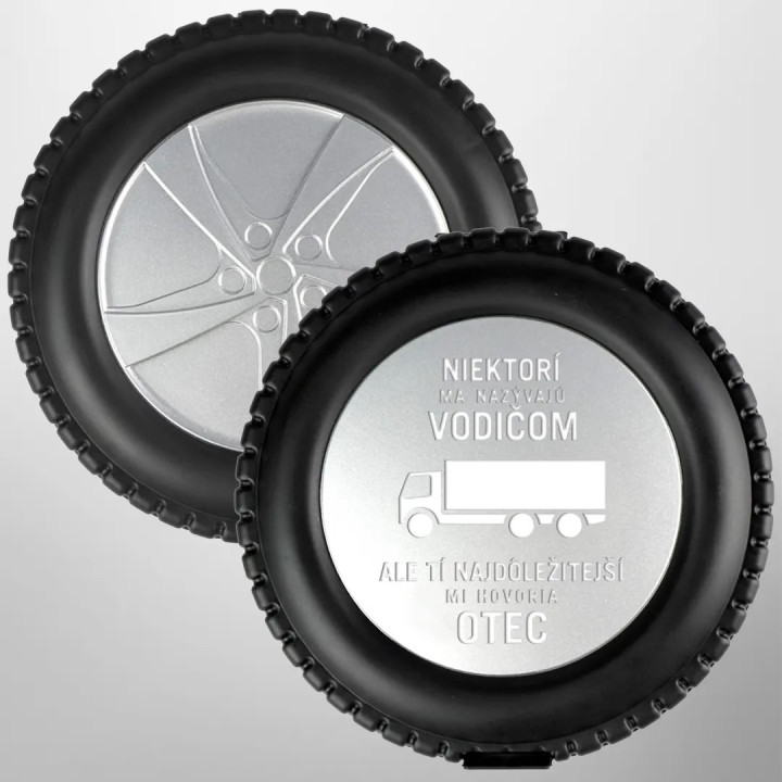 Niektorí ma nazývajú vodičom - otec - nástroje v kufríku v tvare automobilového kolesa s gravírovaním