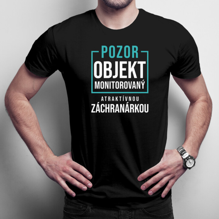 Objekt monitorovaný atraktívnou záchranárkou -pánske tričko s potlačou