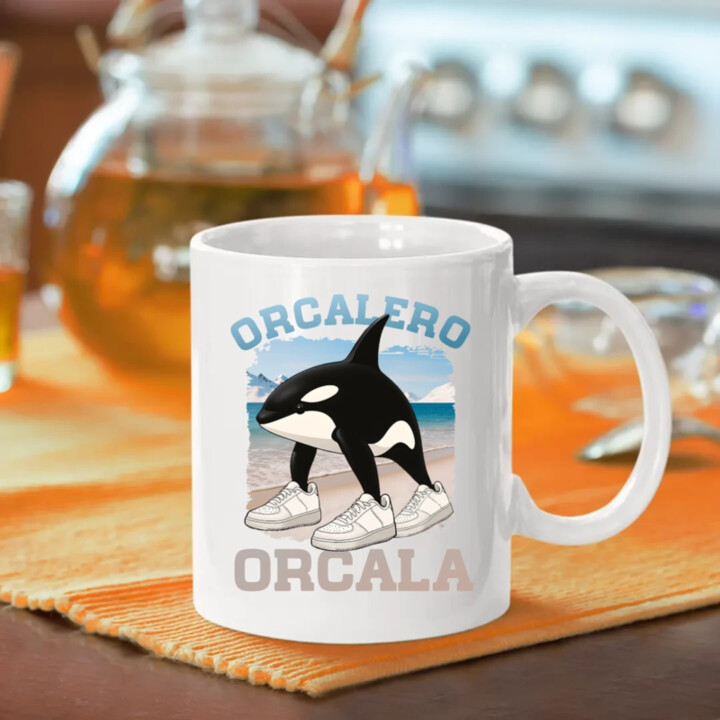 Orcalero Orcala - kosatka v topánkach - Italian Brainrot - keramický hrnček s potlačou