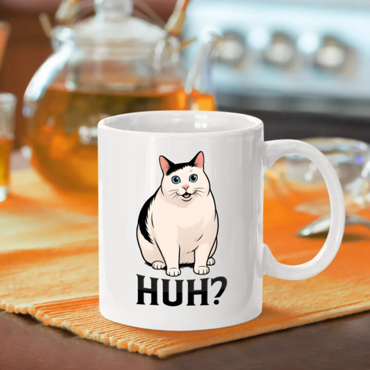 Huh? - biela mačka - keramický hrnček s potlačou
