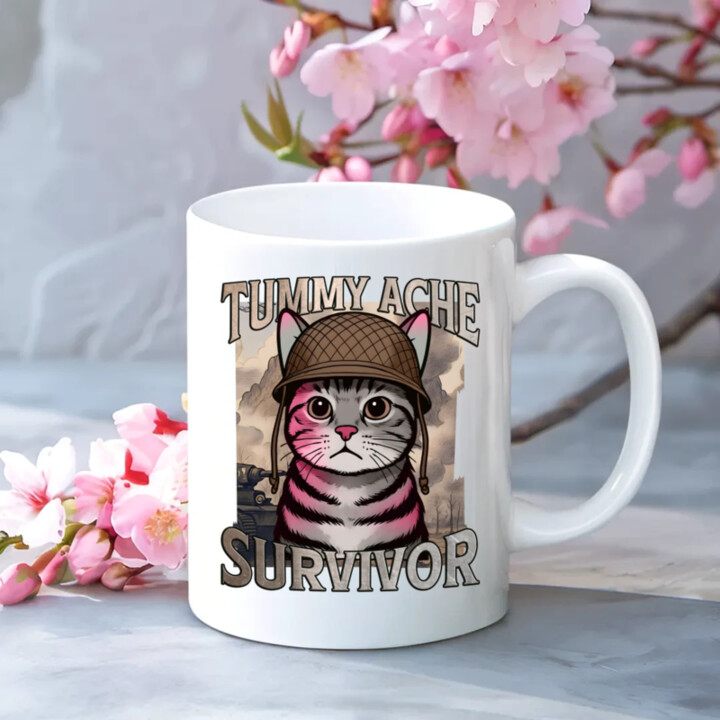 Tummy ache survivor - mačací vojak - keramický hrnček s potlačou