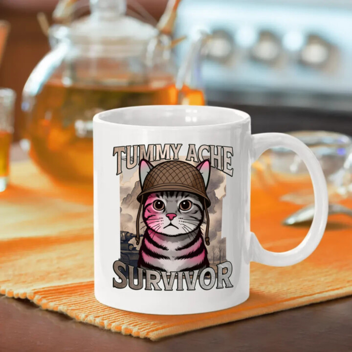 Tummy ache survivor - mačací vojak - keramický hrnček s potlačou