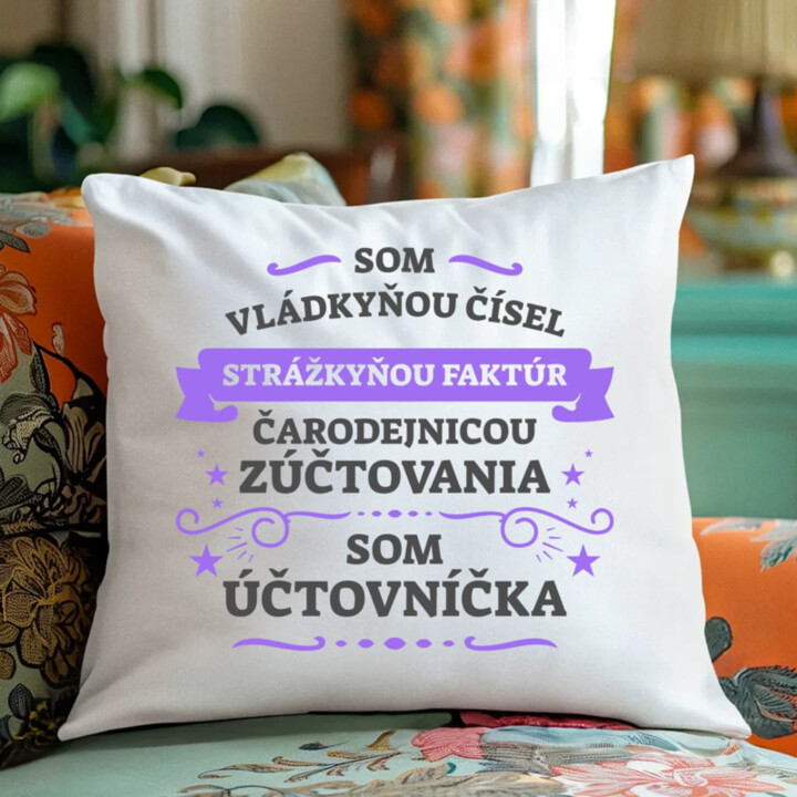 Som vládkyňou čísel, strážkyňou faktúr - som účtovníčka - vankúš s potlačou