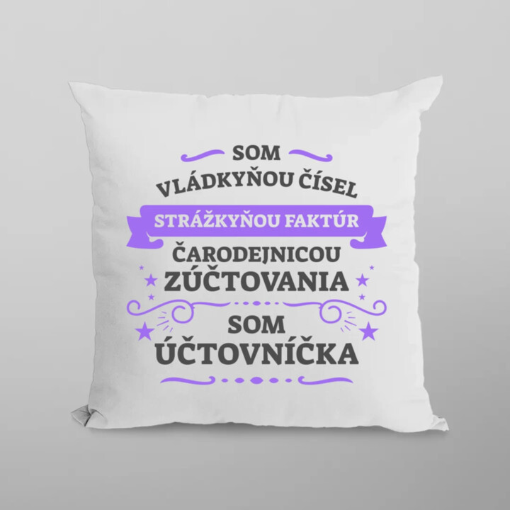 Som vládkyňou čísel, strážkyňou faktúr - som účtovníčka - vankúš s potlačou