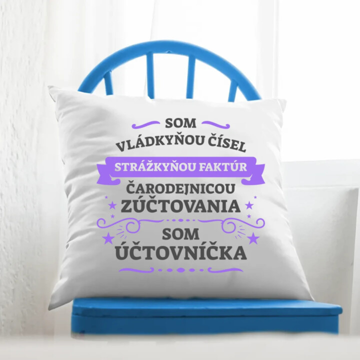 Som vládkyňou čísel, strážkyňou faktúr - som účtovníčka - vankúš s potlačou