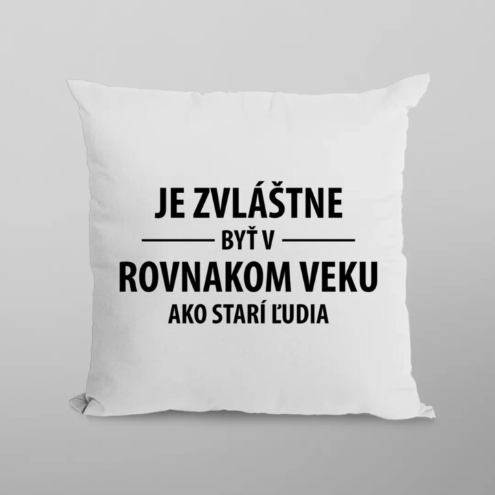 Je zvláštne byť v rovnakom veku ako starí ľudia - vankúš s potlačou