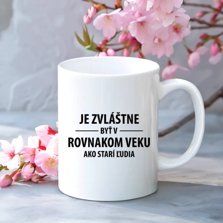 Je zvláštne byť v rovnakom veku ako starí ľudia - keramický hrnček s potlačou
