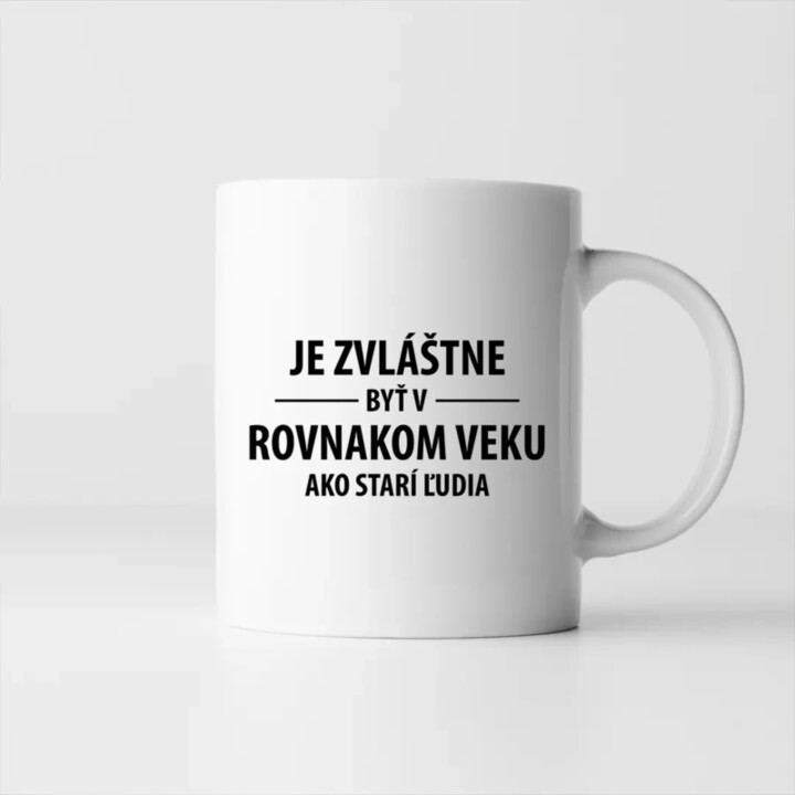 Je zvláštne byť v rovnakom veku ako starí ľudia - keramický hrnček s potlačou