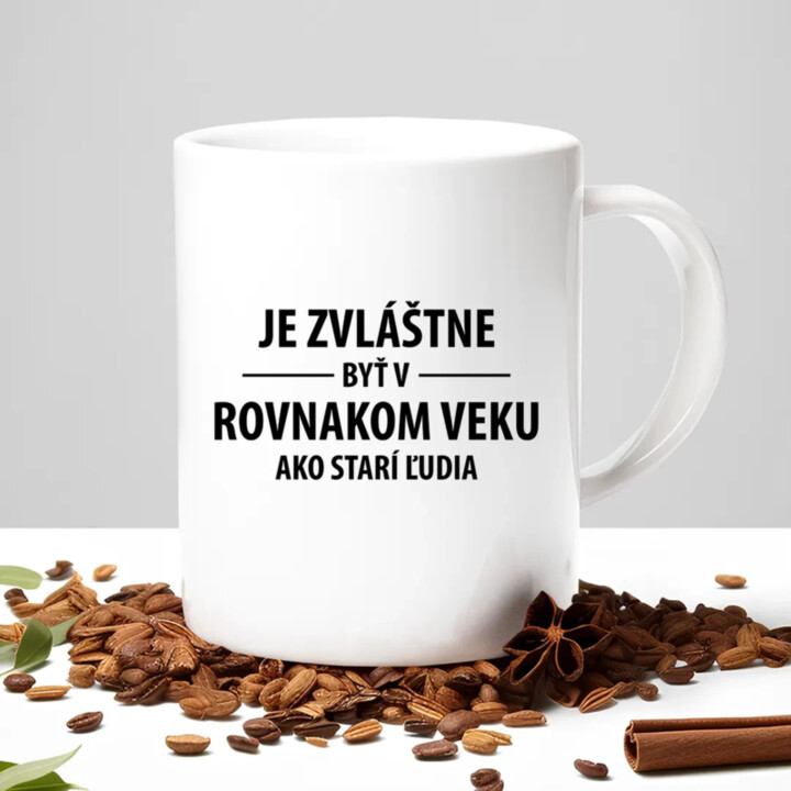 Je zvláštne byť v rovnakom veku ako starí ľudia - keramický hrnček s potlačou