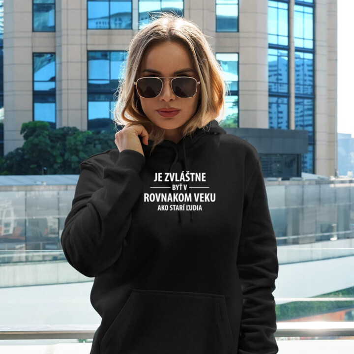 Je zvláštne byť v rovnakom veku ako starí ľudia  - dámska mikina s potlačou