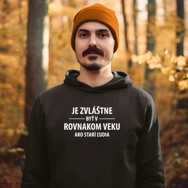 Je zvláštne byť v rovnakom veku ako starí ľudia  - pánska mikina s potlačou