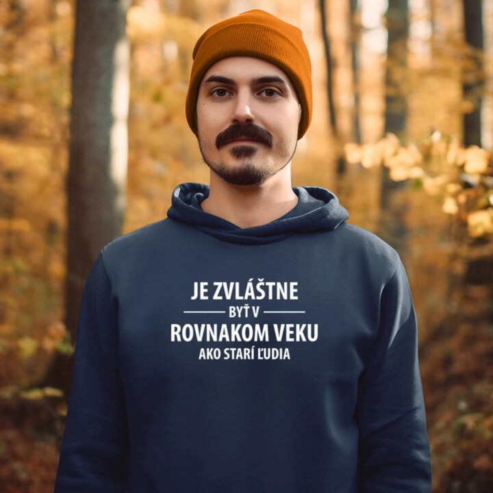 Je zvláštne byť v rovnakom veku ako starí ľudia  - pánska mikina s potlačou