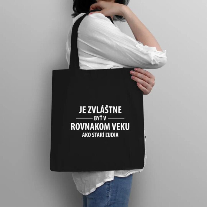 Je zvláštne byť v rovnakom veku ako starí ľudia - taška s potlačou