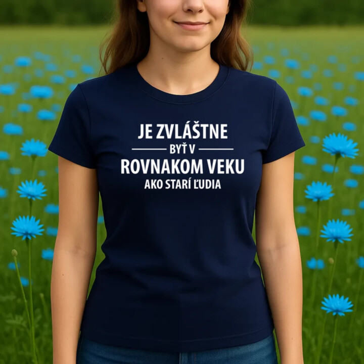 Je zvláštne byť v rovnakom veku ako starí ľudia - dámske tričko s potlačou