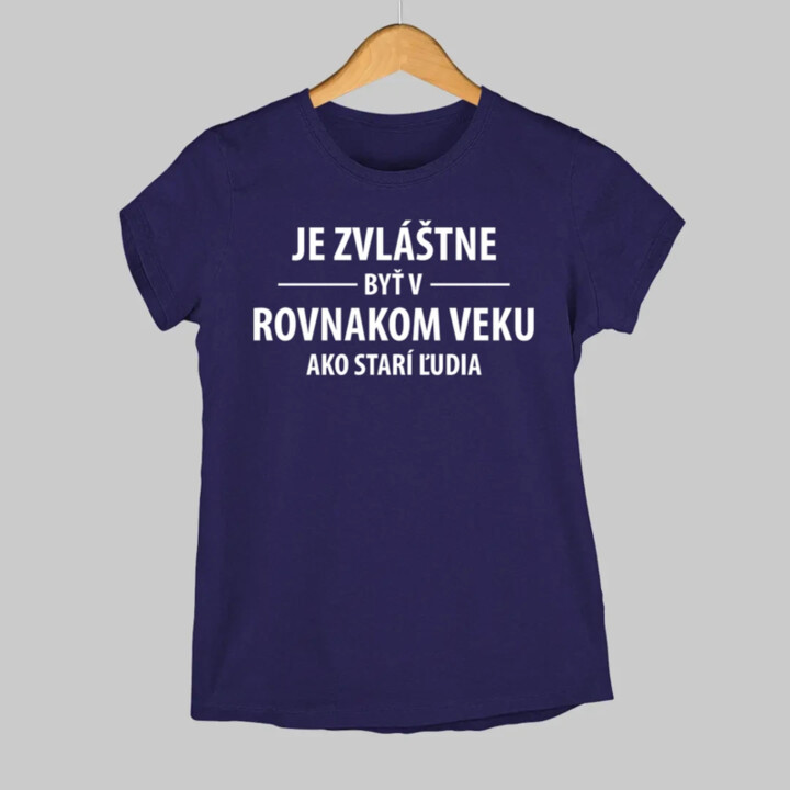 Je zvláštne byť v rovnakom veku ako starí ľudia - dámske tričko s potlačou