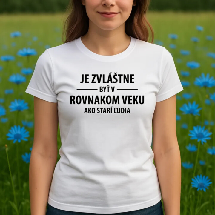 Je zvláštne byť v rovnakom veku ako starí ľudia - dámske tričko s potlačou
