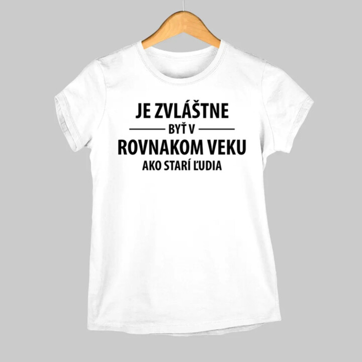 Je zvláštne byť v rovnakom veku ako starí ľudia - dámske tričko s potlačou