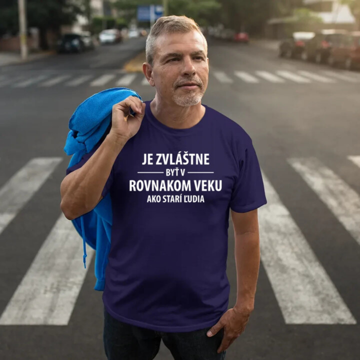 Je zvláštne byť v rovnakom veku ako starí ľudia - pánske tričko s potlačou