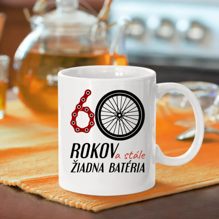 60 rokov a stále žiadna batéria - keramický hrnček s potlačou