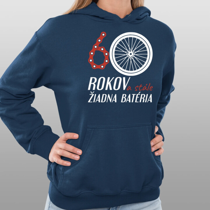 60 rokov a stále žiadna batéria  - dámska mikina s potlačou