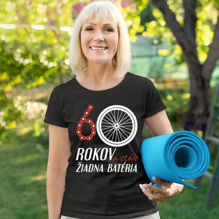 60 rokov a stále žiadna batéria - dámske tričko s potlačou