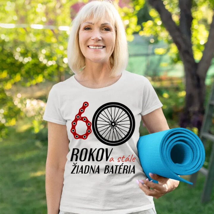 60 rokov a stále žiadna batéria - dámske tričko s potlačou