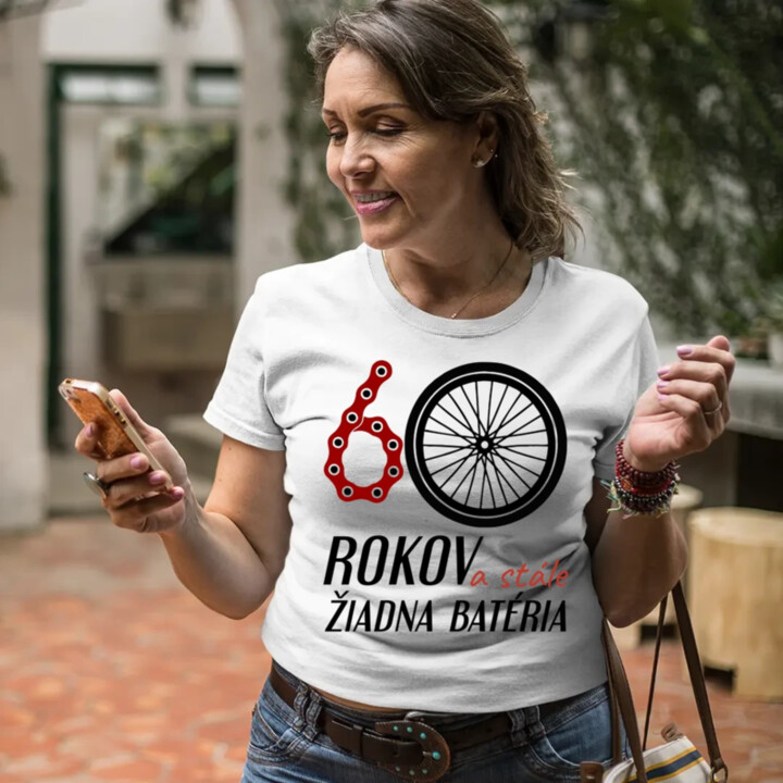 60 rokov a stále žiadna batéria - dámske tričko s potlačou