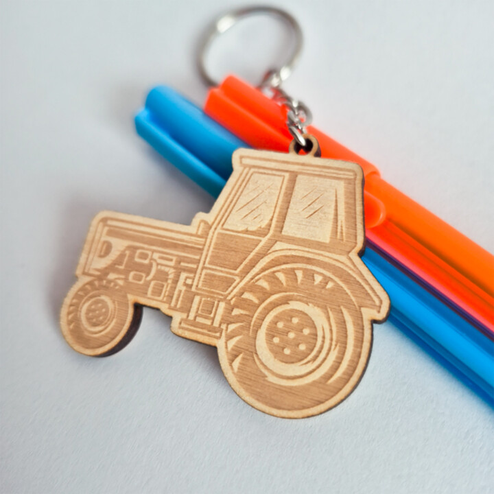 Traktor - prívesok alebo kľúčenka s gravírovaním pre farmára