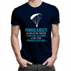 Paraglajdisti sa delia na takých, ktorí liezli zo stromu - pánske tričko s potlačou