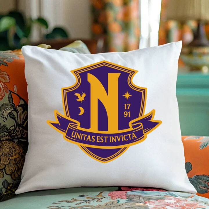 Unitas Est Invicta - Nevermore Academy - vankúš s potlačou