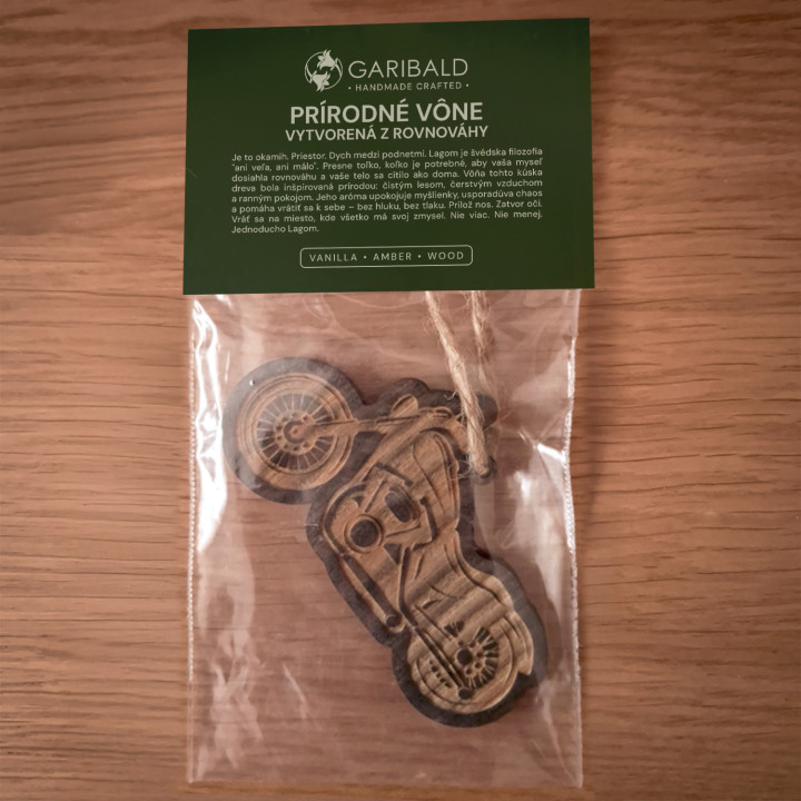 Motorka - vôňa prírodného dreva s gravírovaním