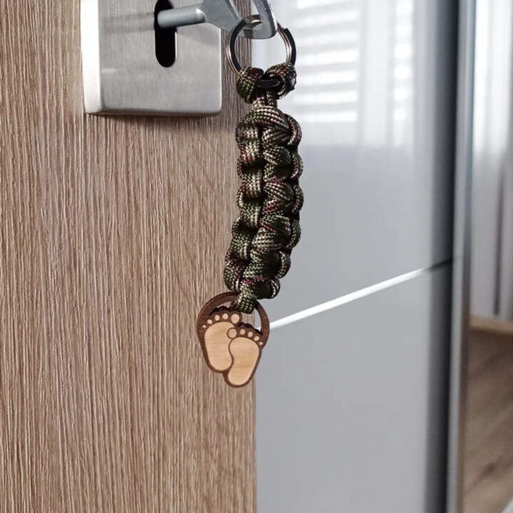Detské nohy – drevený prívesok na kľúče s gravírovaním