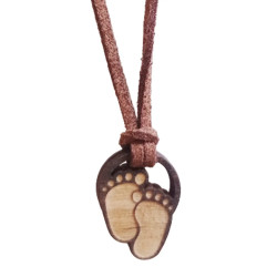 Detské nohy – drevený prívesok na remienku s gravírovaním