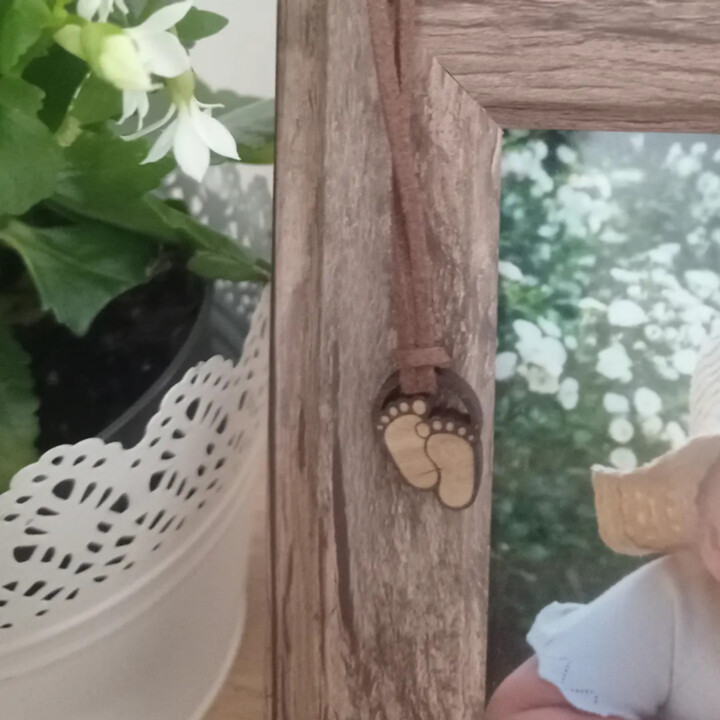 Detské nohy – drevený prívesok na remienku s gravírovaním