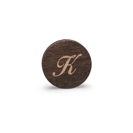 Iniciála – drevená brošňa s gravírovaním - personalizovaný produkt