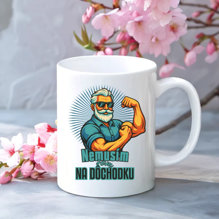 Nemusím, som na dôchodku. - keramický hrnček s potlačou