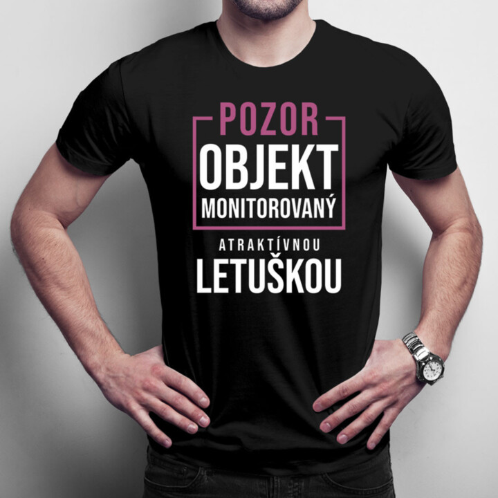 Pozor - objekt monitorovaný atraktívnou letuškou - dámske tričko s potlačou