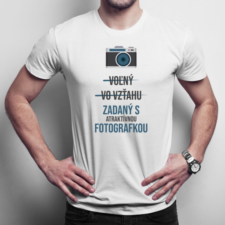Voľný - Vo vzťahu - Zadaný s atraktívnou fotografkou - pánske tričko s potlačou