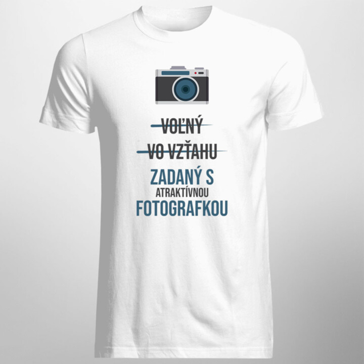 Voľný - Vo vzťahu - Zadaný s atraktívnou fotografkou - pánske tričko s potlačou